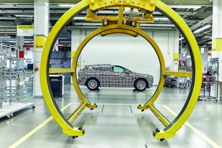 ENGLISH – BMW iNEXT : 100 prototypes in production in the pilot plant ! (VIDEO)